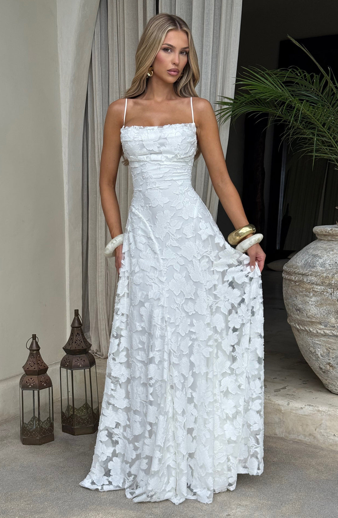 Maxi dress estivo floreale, scollo morbido, laccio incrociato sulla schiena, vestito femminile.