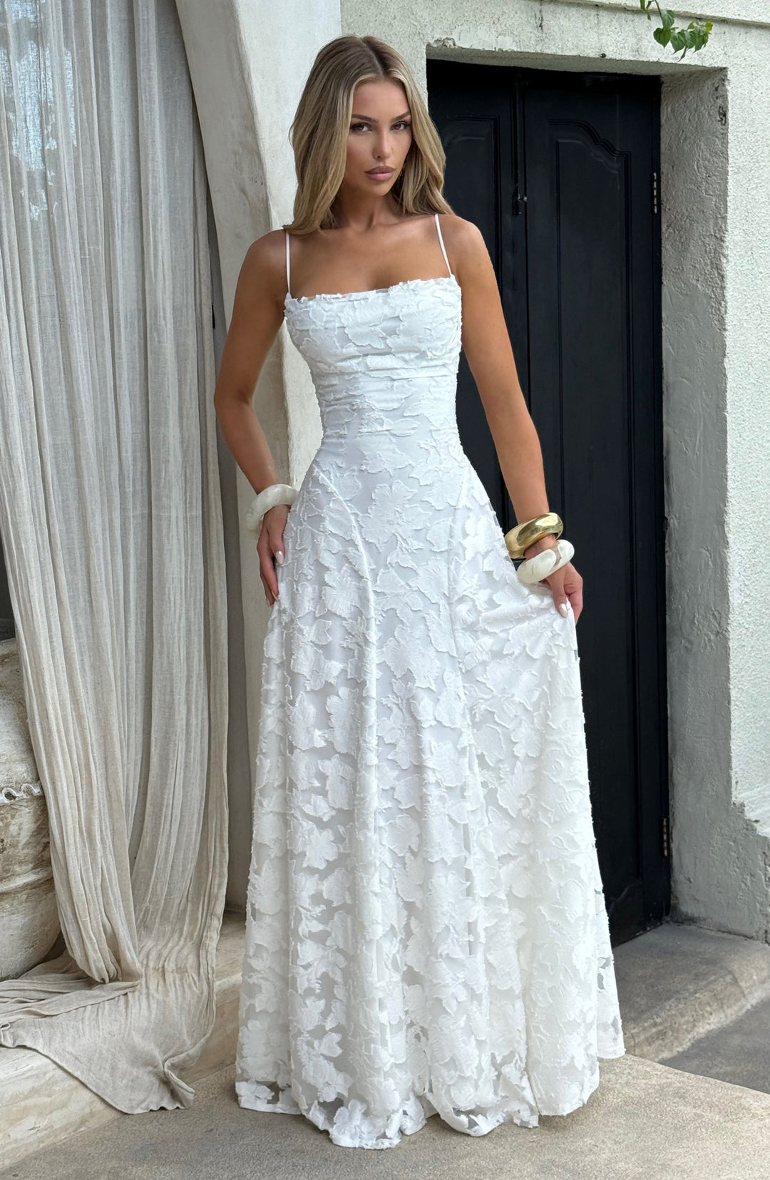 Abito floreale donna per vacanza, maxi, scollo morbido e schiena con laccio. Stile fluido.