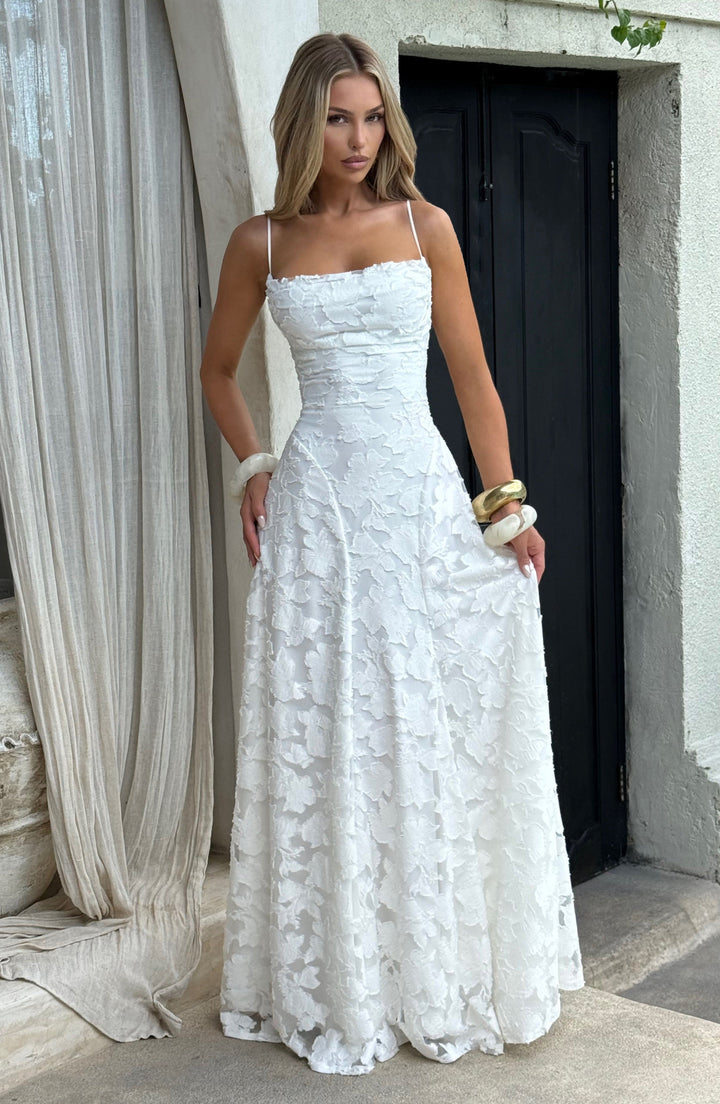 Abito floreale donna per vacanza, maxi, scollo morbido e schiena con laccio. Stile fluido.