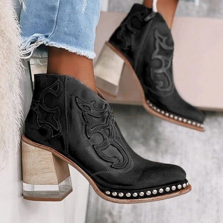 Stivaletti cowboy donna in pelle sintetica rosa con ricami western e comoda zip laterale. Tacco largo.