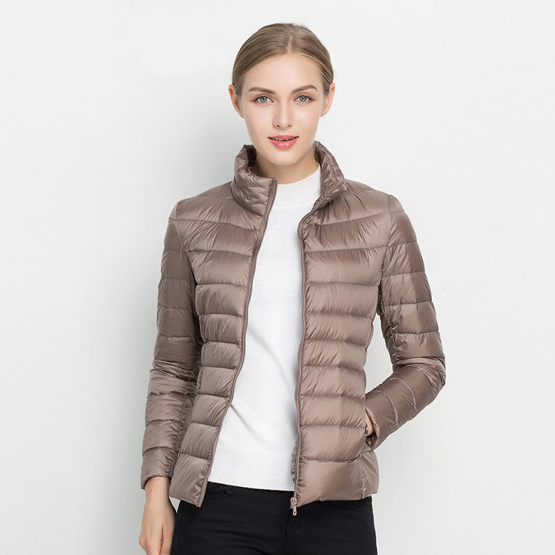 Piumino leggero e impermeabile da donna, ideale per la primavera.