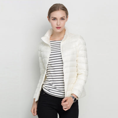 Modella indossa piumino donna leggero e versatile, ottimo per lo stile casual in primavera.