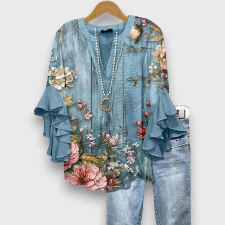Outfit estivo con camicetta floreale casual chic, scollo a V e volant. Blusa leggera da donna.