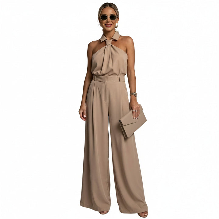 Tuta donna elegante e fluida con collo all'americana e gamba ampia, ideale per cerimonie e serate di gala.