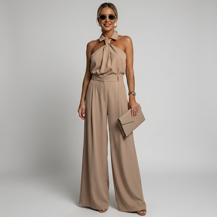 Tuta donna chic con collo all'americana, design a gamba ampia e tessuto fluido. Perfetta per outfit da sera.