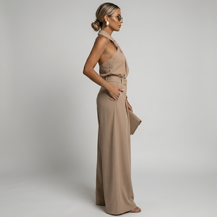Elegante tuta da donna per cerimonia, con sofisticato collo all'americana e gamba ampia. Stile fluido e raffinato.