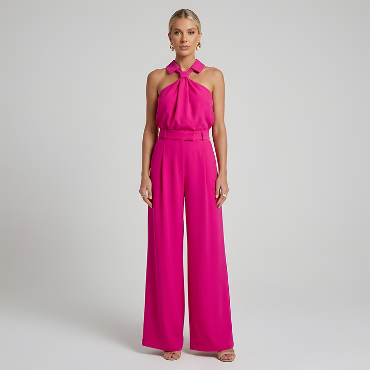 Tuta donna elegante che esalta la figura con collo all'americana e gamba ampia fluida. Outfit chic da sera.