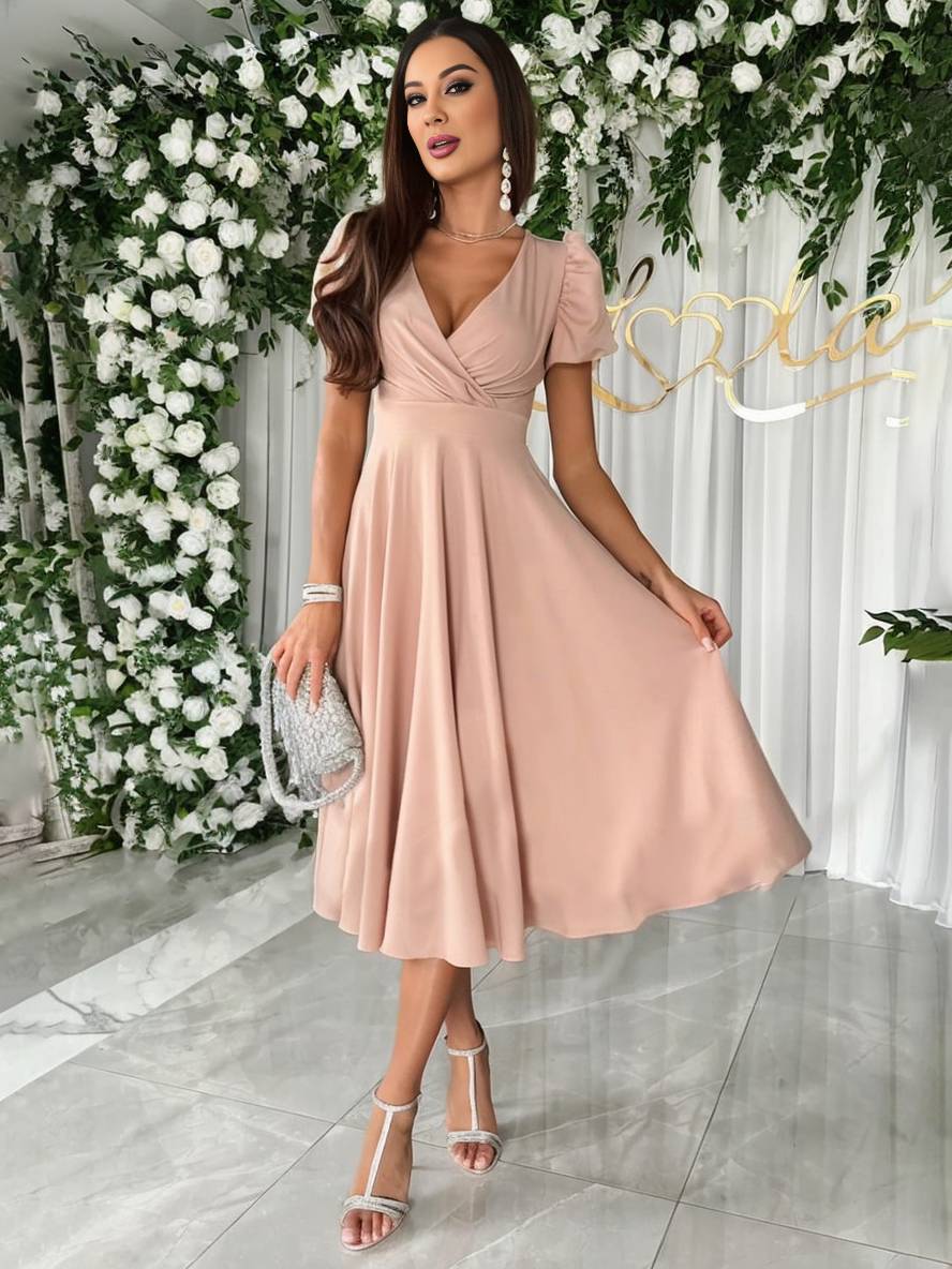 Vestito midi femminile ed elegante, con dettagli a sbuffo e silhouette svasata per look raffinato.