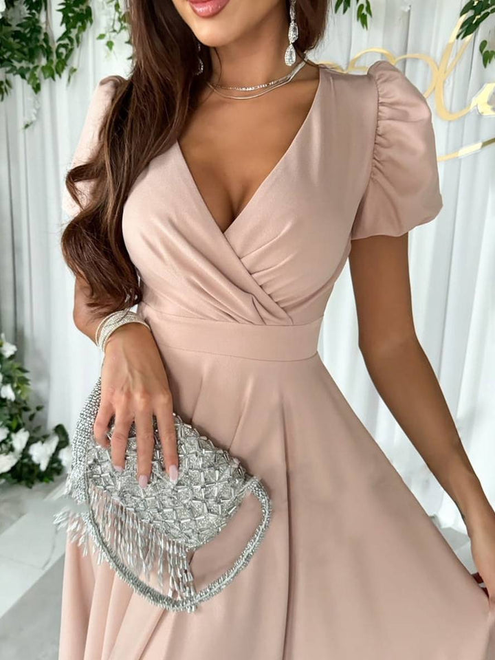 Moda donna: abito midi chic con maniche a sbuffo e gonna svasata, ideale per eventi speciali.