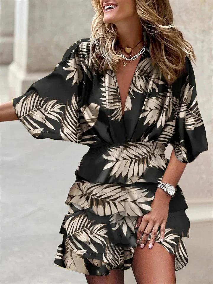 Modella indossa abito estivo donna leggero con scollo a V e volant. Ideale per look confortevole e alla moda.