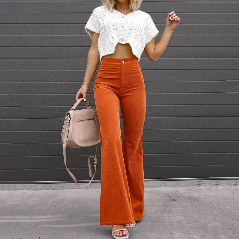 Moda donna: pantaloni a zampa vita alta per un look svasato elegante e versatile, perfetto ogni occasione.