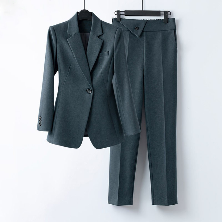 Completo donna verde due pezzi. Elegante tailleur pantalone, perfetto per un look moda ufficio o casual chic versatile.