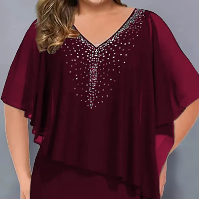 Vestito elegante midi da festa per donna, con dettagli di strass luminosi e una mantella raffinata.