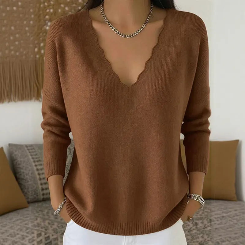 Maglione donna in maglia calda, design con bordo ondulato e scollo a V. Essenziale per la moda inverno.