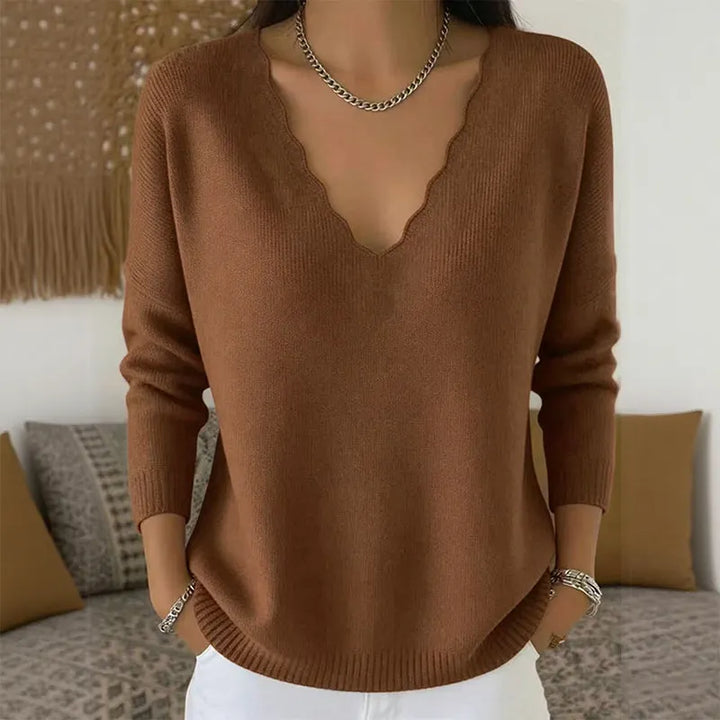 Maglione donna in maglia calda, design con bordo ondulato e scollo a V. Essenziale per la moda inverno.