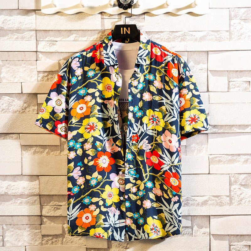 Camicia uomo alla moda, slim fit, a maniche corte, con stampa floreale, must-have per un outfit estivo.