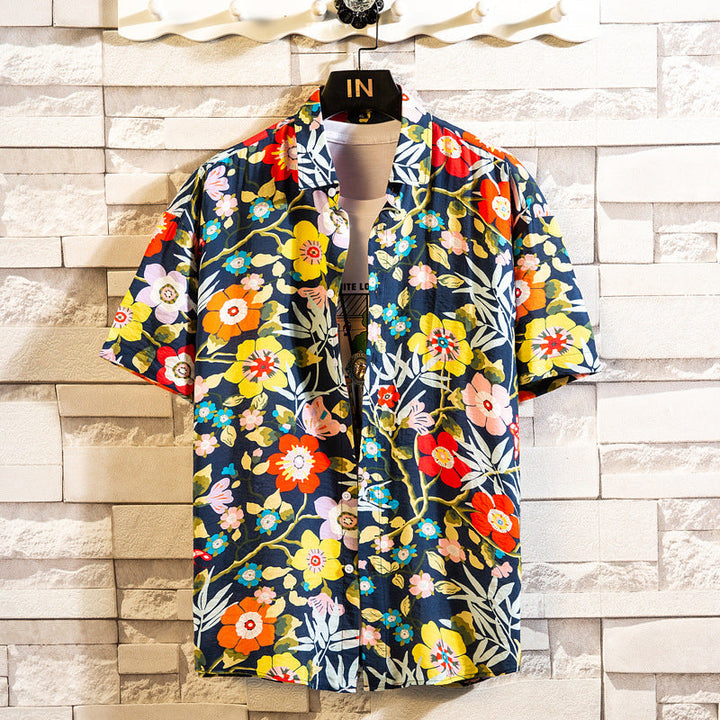 Camicia uomo alla moda, slim fit, a maniche corte, con stampa floreale, must-have per un outfit estivo.