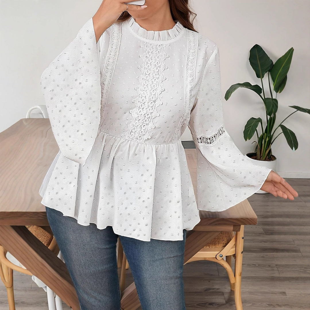 Camicia bianca plus size donna, manica lunga con maniche a campana. Elegante e comoda, ideale per primavera e autunno.
