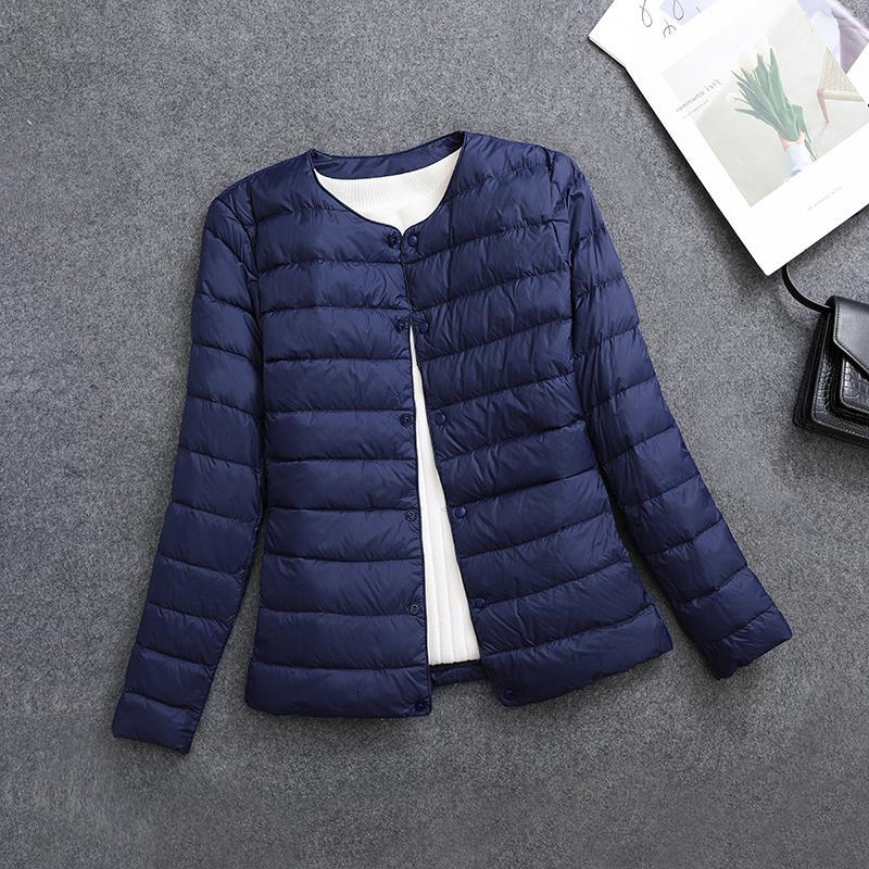 Capospalla donna scollo rotondo, leggero, isolante, per un look versatile e moderno.