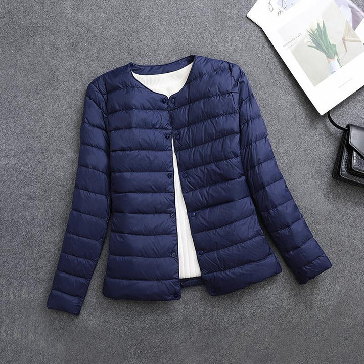 Capospalla donna scollo rotondo, leggero, isolante, per un look versatile e moderno.