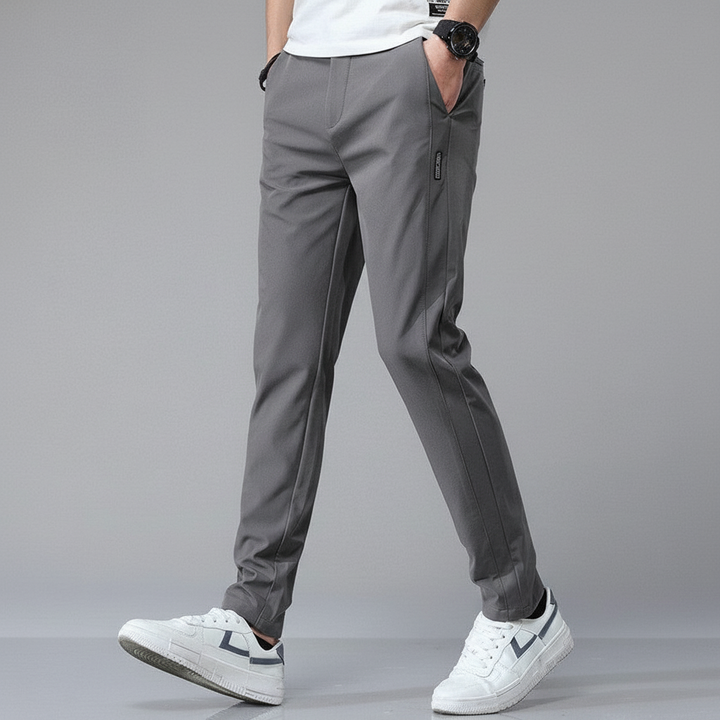 Pantaloni viaggio uomo affusolati, leggeri e antipiega, blu royal, per uno stile impeccabile in movimento.