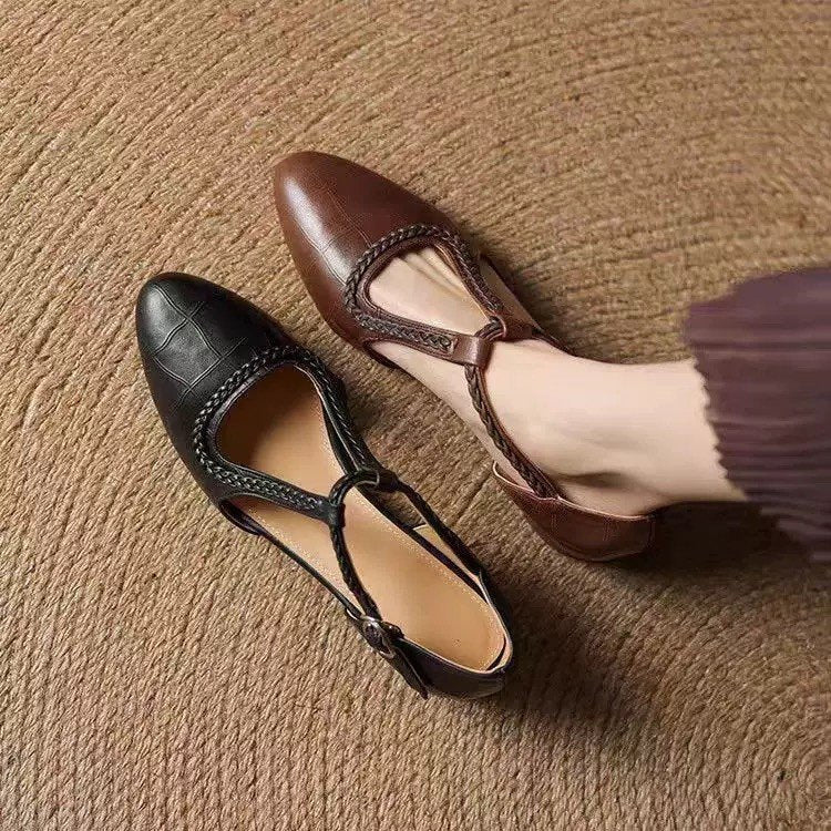 Moda donna: scarpe eleganti con tacco basso, punta affusolata. Perfette per ufficio o serate, comfort e design raffinato.