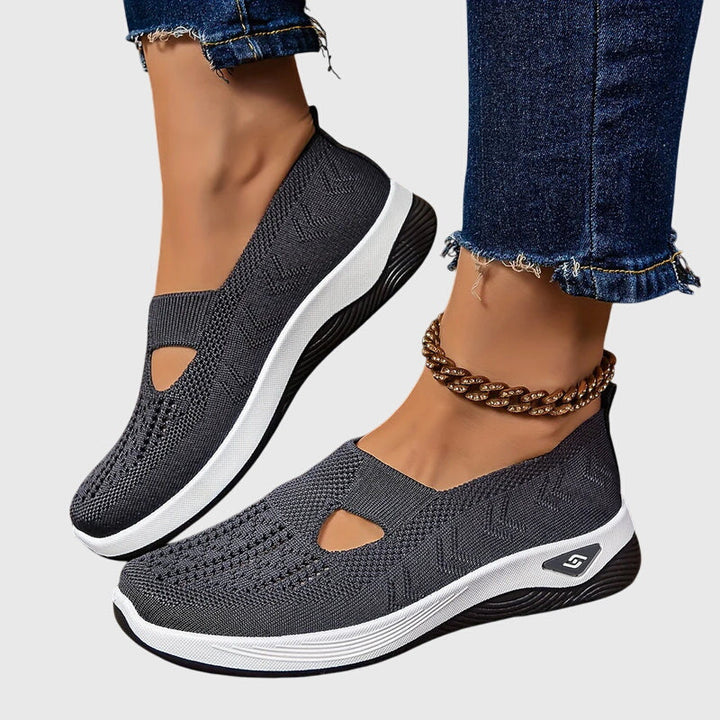 Donna che indossa sneakers slip on traspiranti con suola spessa, camminando con comfort.