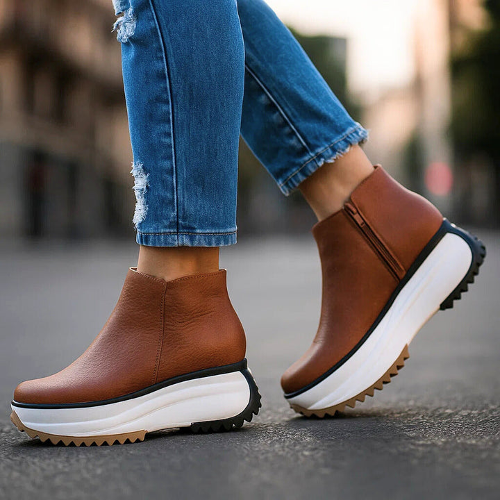 Stivaletti platform donna versatili, con zip e suola carrarmata, ideali per un look autunnale di tendenza.