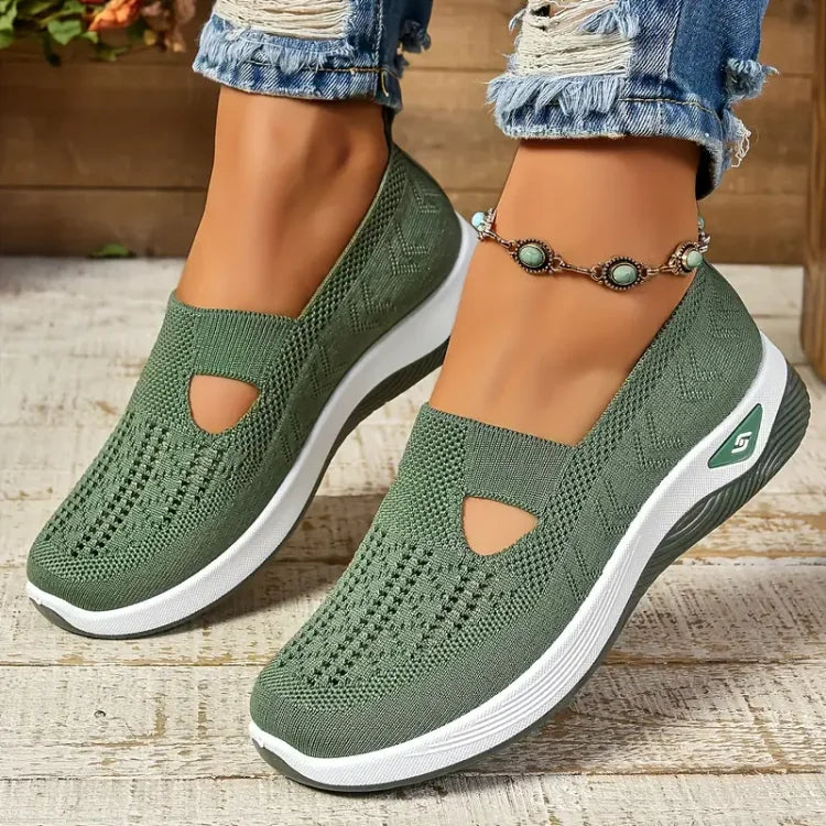 Sneakers slip-on donna alla moda, leggere e comode, perfette per completare outfit casual con stile e comfort.
