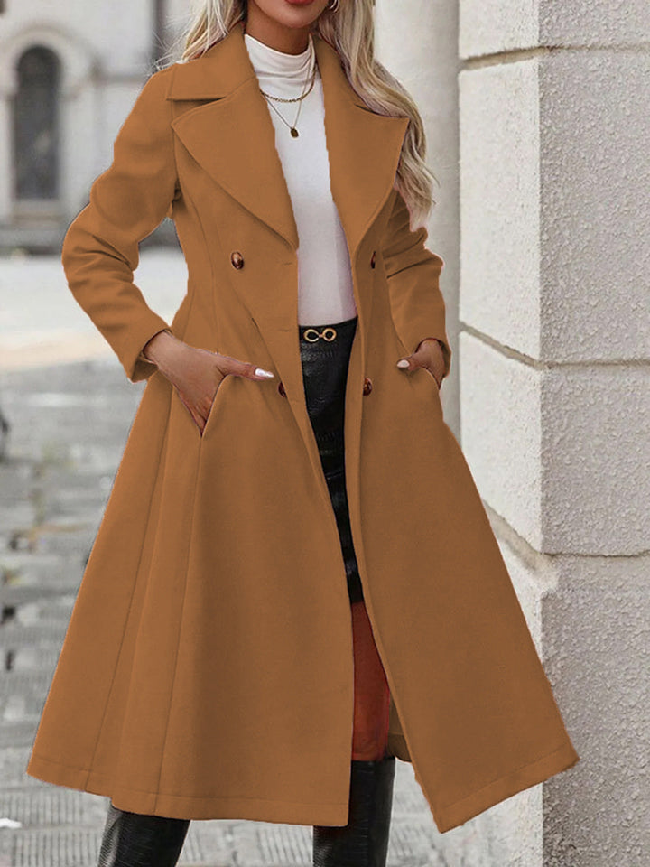 Cappotto trench donna con revers classici, ideale per aggiungere un tocco di eleganza a qualsiasi outfit.