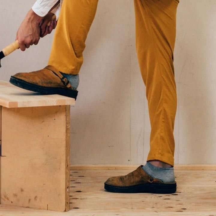 Muli da uomo per abbigliamento relax. Calzature comode con soletta imbottita e suola antiscivolo, stile casual.