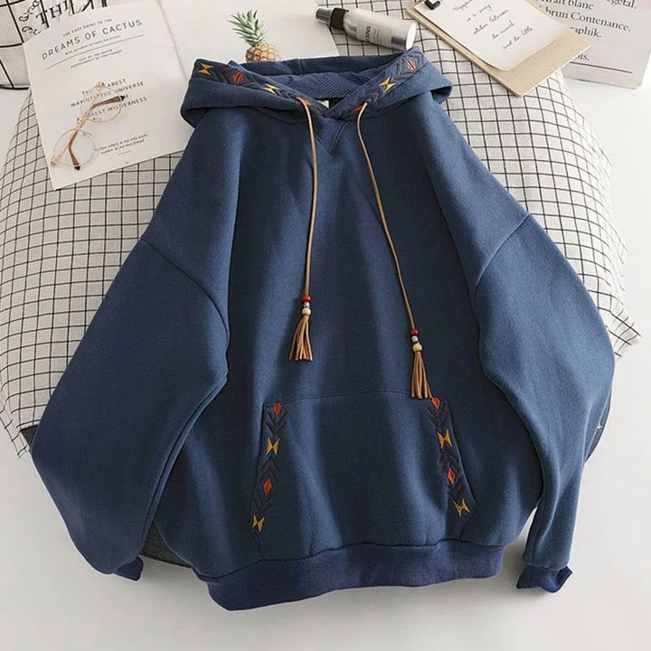 Felpa donna oversize ricamata. Stile casual, comfort accogliente. Ideale per moda femminile e look moderno.
