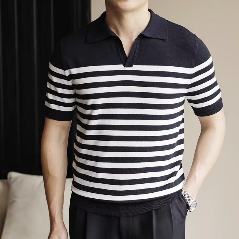 Maglia uomo a maniche corte a righe bianche e blu, stile casual e confortevole per outfit quotidiani primavera estate.