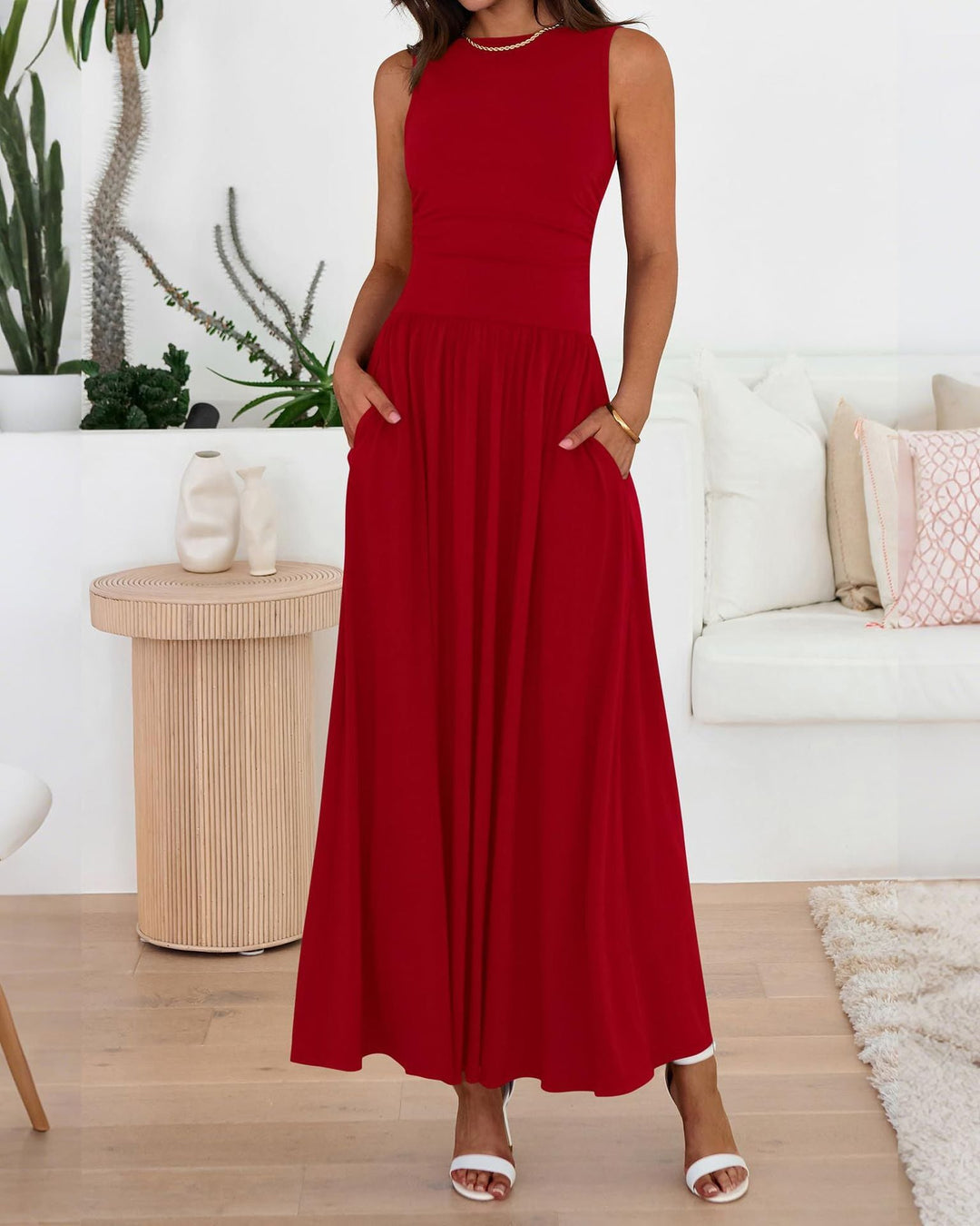 Abito lungo donna in stile fluido con tasche. Eleganza e moda femminile estiva per comfort e tendenza.