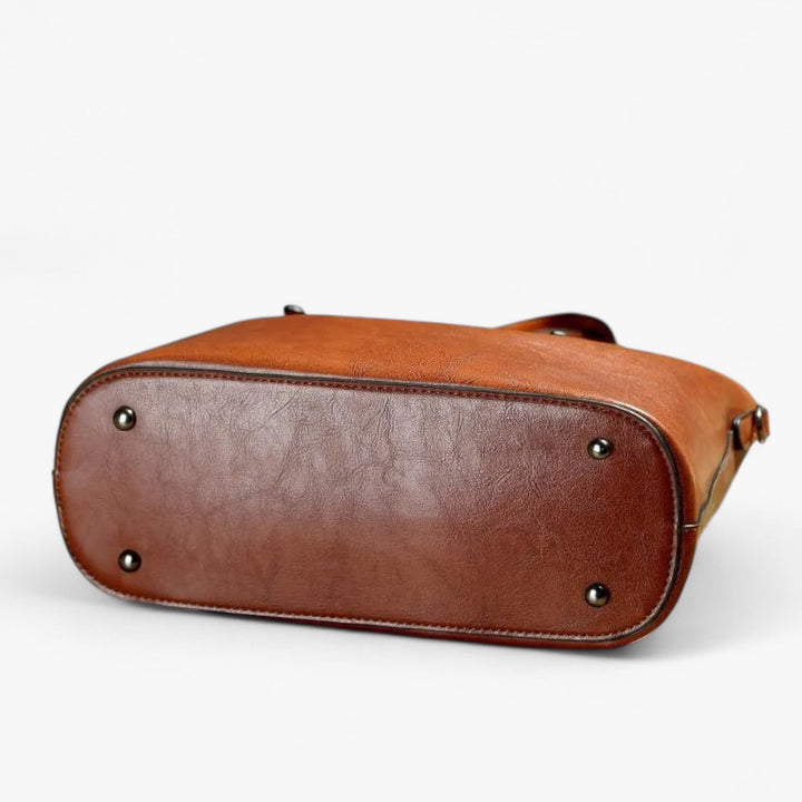 Dettaglio texture borsa tote marrone per donna, materiale sintetico resistente, accessorio moda versatile.