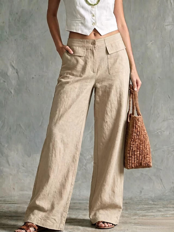 Donna posa con pantaloni larghi a vita alta, vita elastica, stile moda coreana, abbigliamento confortevole.