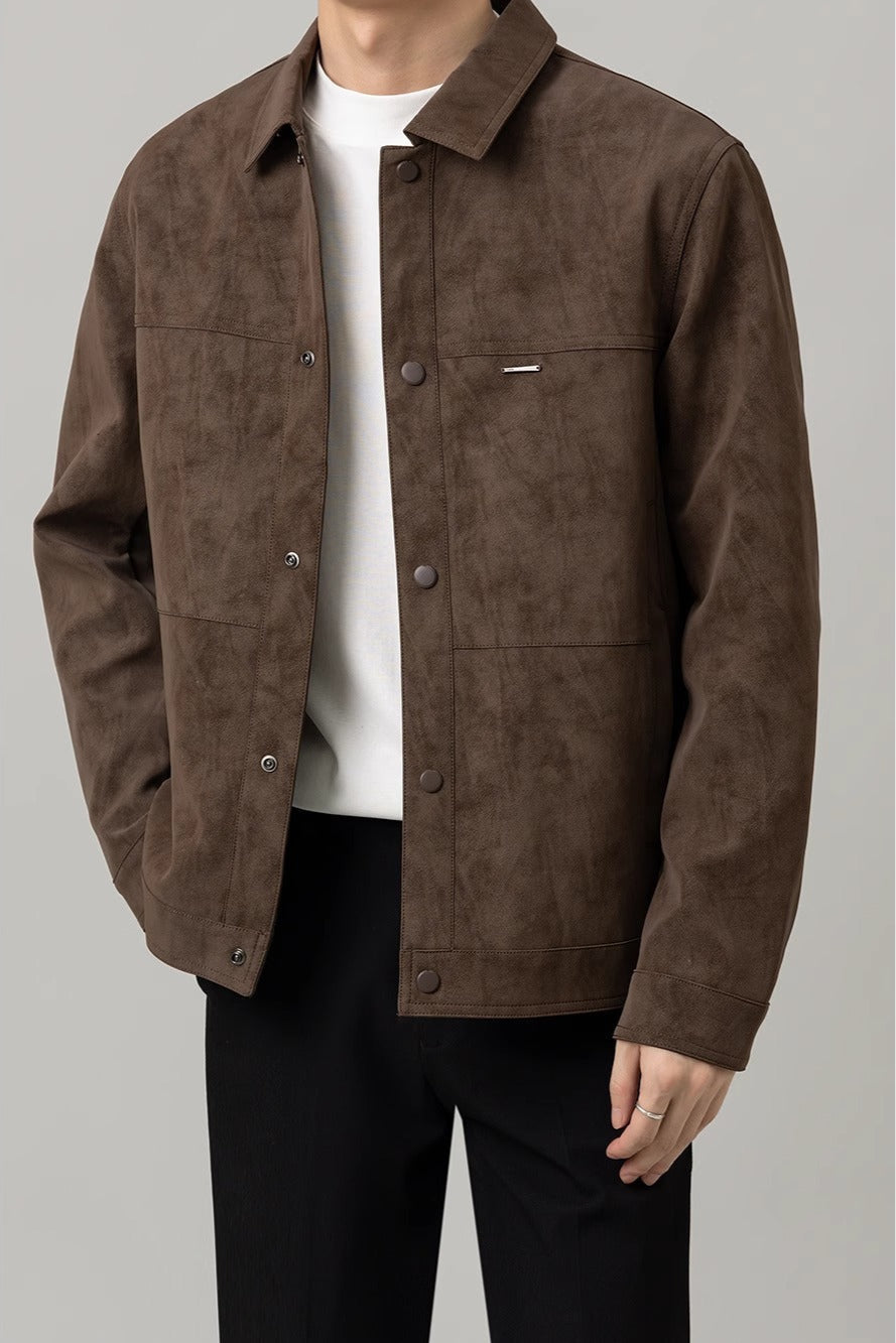 Giacca leggera uomo moderna stile trucker per autunno, taglio corto e vestibilità casual. Ideale mezza stagione.