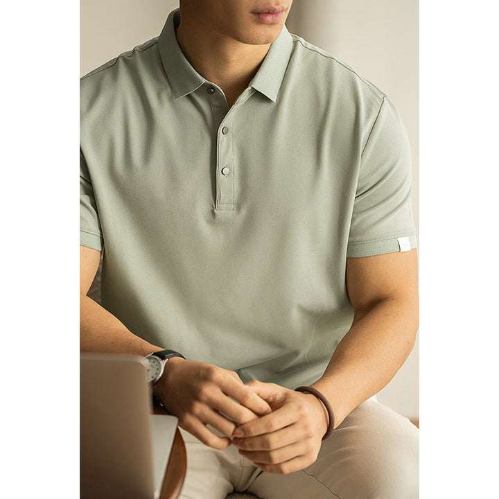 Moderna polo uomo a maniche corte, ideale per abbigliamento maschile casual ed elegante in primavera.