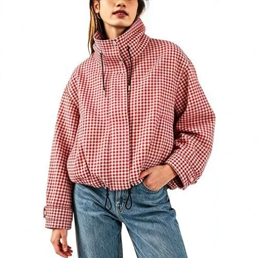 Giacca donna a quadri versatile, stile casual chic, ideale per outfit urbani di mezza stagione.