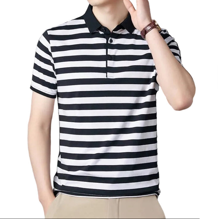 Polo uomo estiva a righe con maniche corte e colletto classico. Perfetta per look casual ed eleganti.