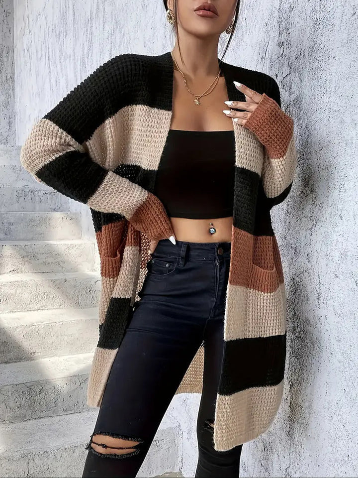 Morbido cardigan donna a righe con maniche lunghe, vestibilità ampia e confortevole per look casual.