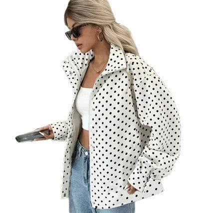 Giacca moda donna a pois, modello corto ed elegante. Un capo versatile per outfit autunnali e primaverili.