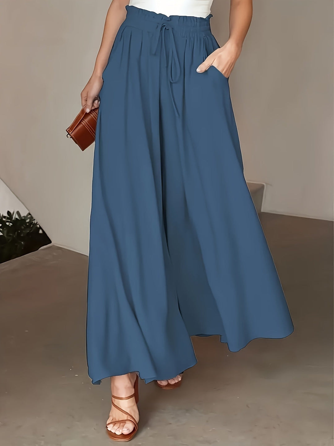 Modello di pantaloni donna a vita alta stile boho, con gamba larga per massimo comfort estivo.