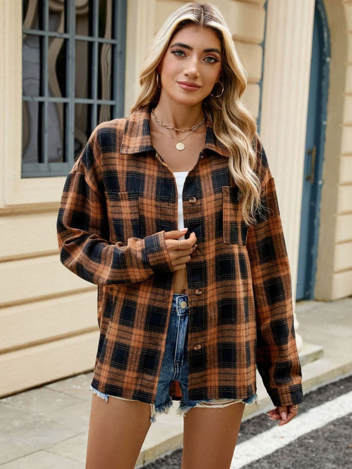 Moderna camicia a quadri da donna, maniche lunghe. Look versatile, da ufficio a tempo libero.