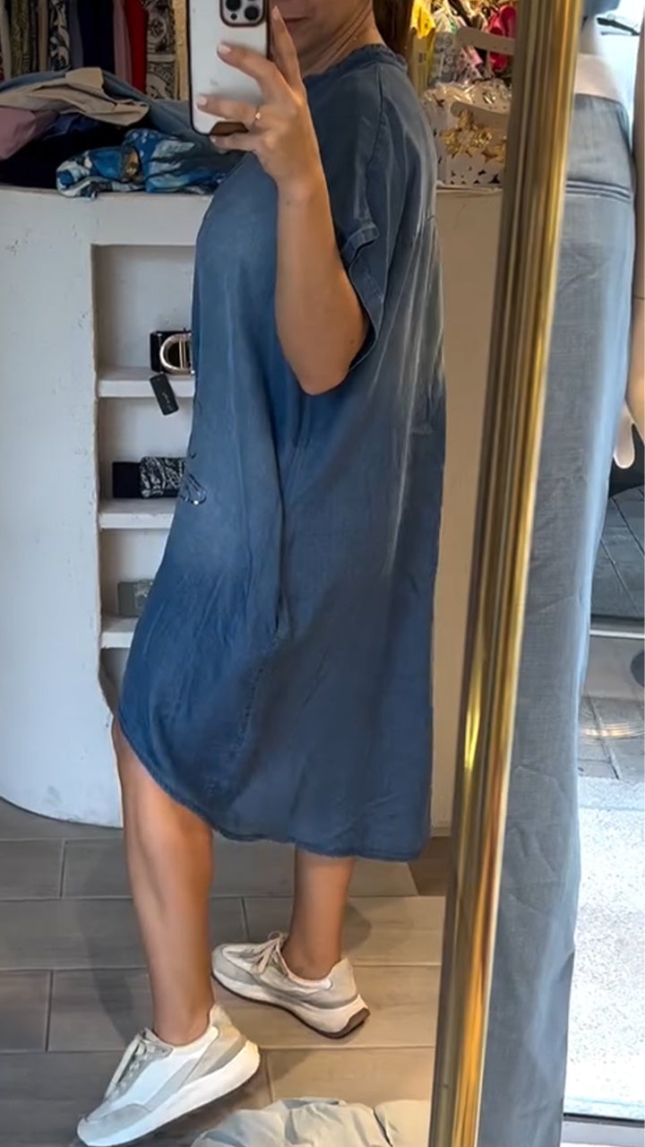 Elegante abito casual da donna in denim azzurro, scollo a V e bottoni. Comfort per primavera ed estate.