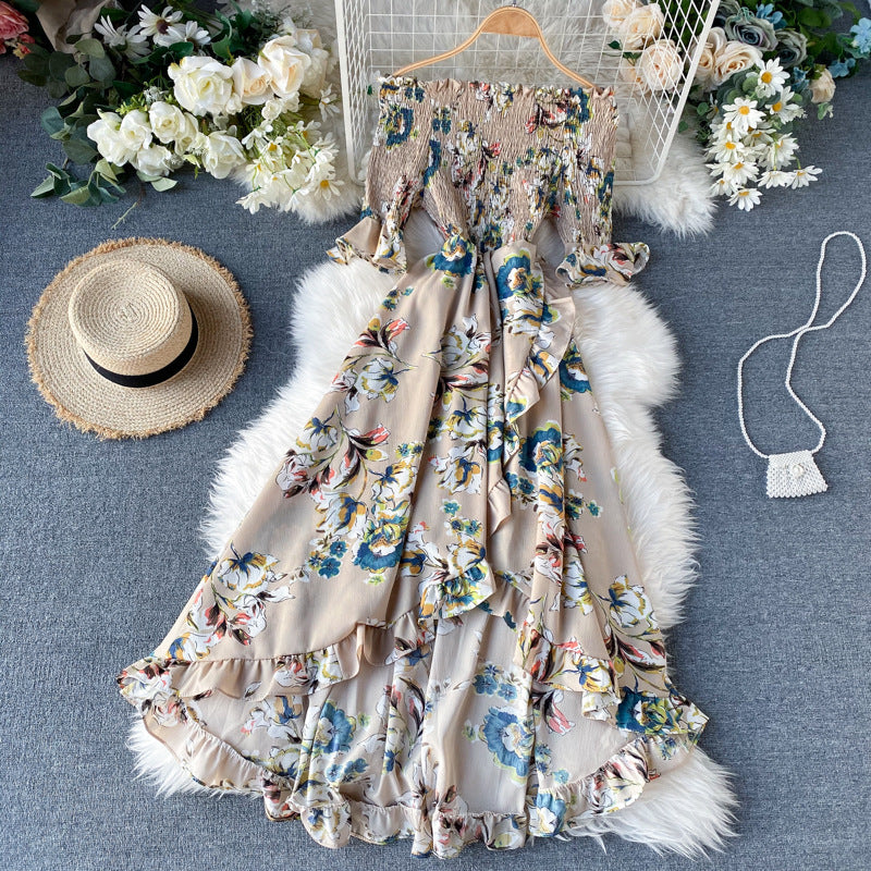 Abito estivo midi donna con delicate spalle scoperte e volant, fresco e alla moda per l'estate.