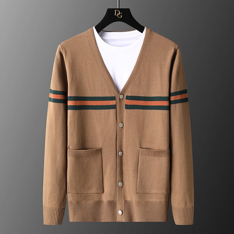 Maglione cardigan da uomo nero o marrone chiaro con bottoni, perfetto per l'autunno. Vestibilità slim fit, stile casual/elegante.