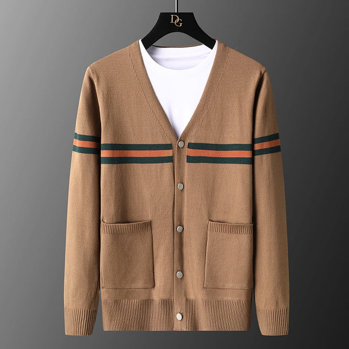 Maglione cardigan da uomo nero o marrone chiaro con bottoni, perfetto per l'autunno. Vestibilità slim fit, stile casual/elegante.
