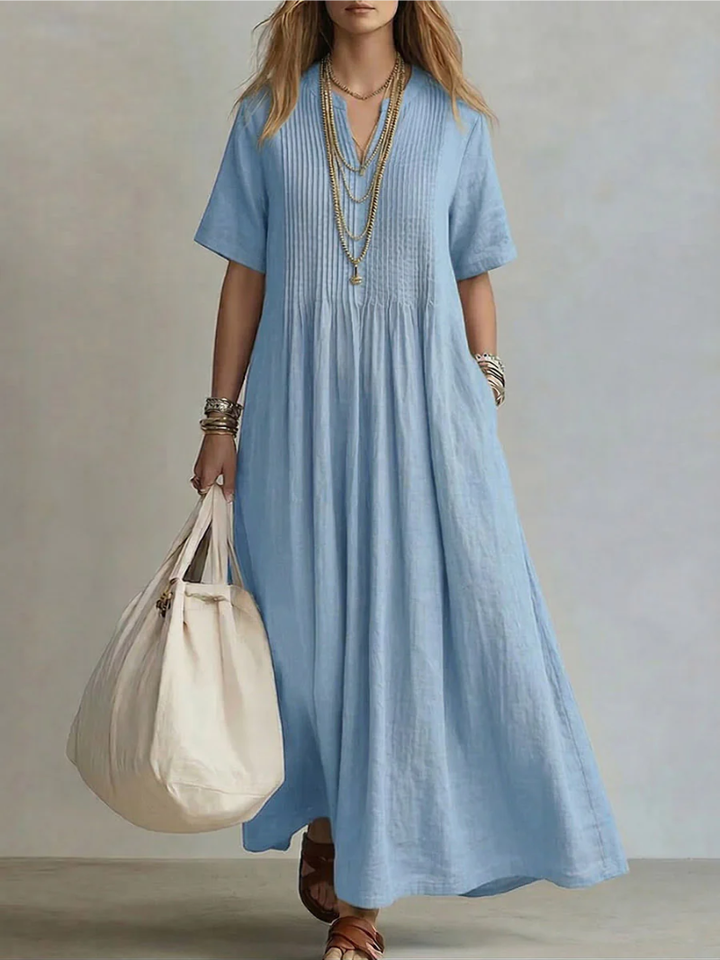 Abito plissettato leggero e comodo da donna. Look elegante ma casual per la moda femminile di tutti i giorni.