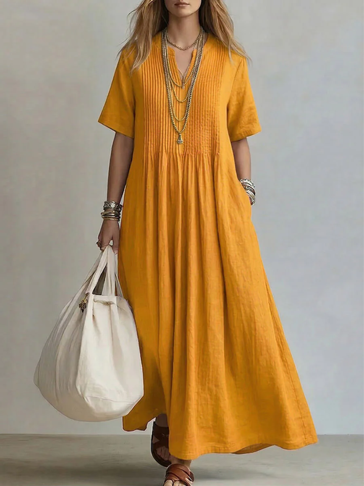 Abito femminile plissettato per l'estate. Design fluido, senza maniche, elegante e versatile per ogni occasione.
